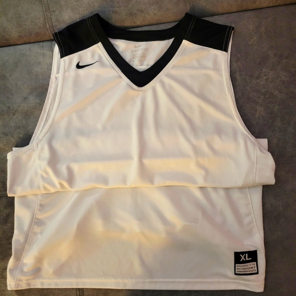 Nwot Nike Elite jersey size XL white , with black ..